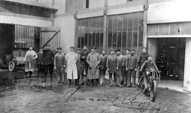 A proud Anzani (centre with his hands in his pockets) with his employees at Asnieres. (http://zhumoriste.over-blog.com)